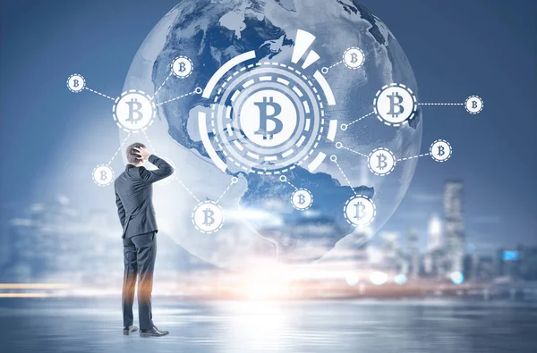 Verwirrter Geschäftsmann, Bitcoin-Netzwerk, nächtliche Stadt — Stockfoto