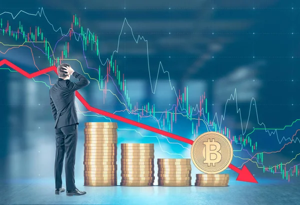 Mylić biznesmen, widok z tyłu, upadek bitcoin — Zdjęcie stockowe