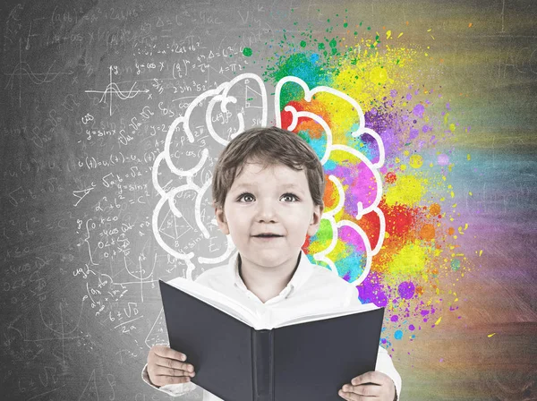 Schattige kleine jongen met een boek, hersenen — Stockfoto