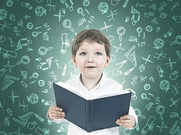 Schattige kleine jongen met een boek, preschool — Stockfoto