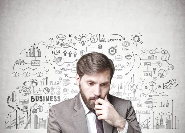 Bebaarde zakenman in geval van twijfel, businessplan — Stockfoto