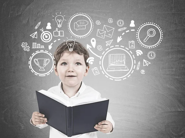 Χαριτωμένο μικρό αγόρι με ένα βιβλίο, επιχειρηματική στρατηγική — Φωτογραφία Αρχείου