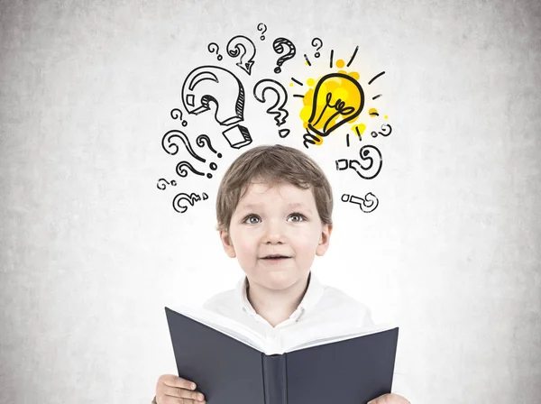 Lindo niño con un libro, preguntas y respuestas — Foto de Stock