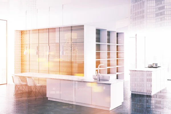 Белый кухонный уголок, тонированный деревянный шкаф — стоковое фото