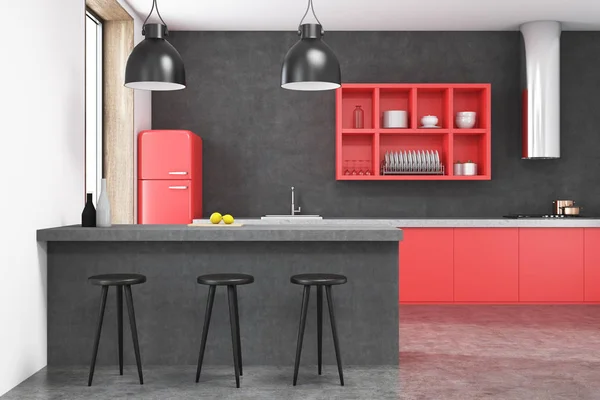 Интерьер серой кухни, красный холодильник — стоковое фото