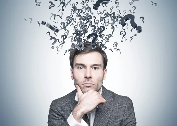 Pensativo hombre de negocios de cabello oscuro, muchas preguntas — Foto de Stock