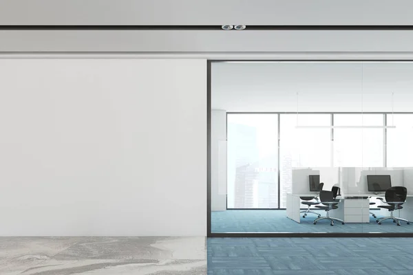 蓝色地板开放空间办公室内部模拟墙壁 — 图库照片