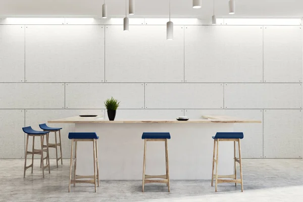 Bar moderne blanc intérieur, tabourets bleus — Photo