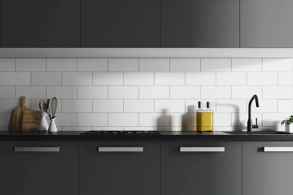 Interior de la cocina blanca, contadores gris oscuro de cerca —  Fotos de Stock