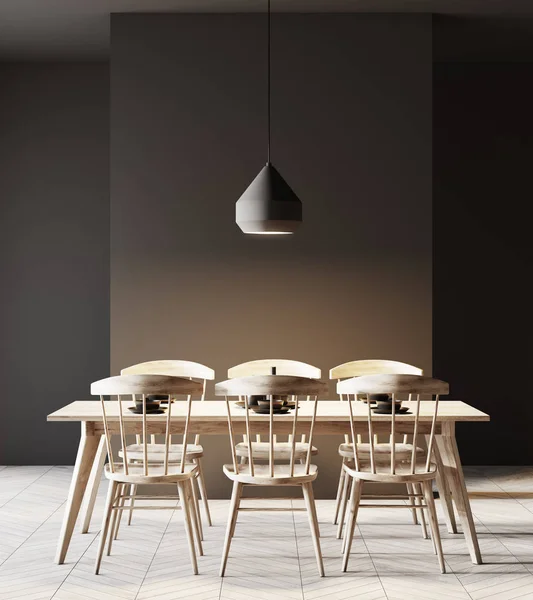 Salle à manger noire, chaises en bois — Photo