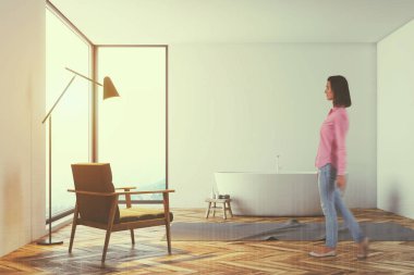 Panoramik beyaz banyo, bir koltuk, kadın