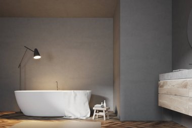 Beyaz küvet banyo inteiror, gri duvarlar