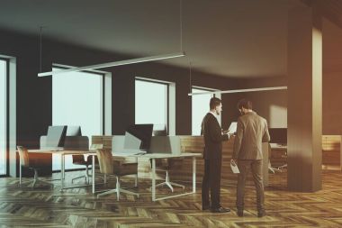 Karanlık ve ahşap ofis köşe, insanlar