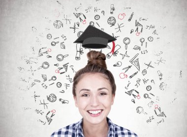 Bir topuz, mezuniyet ile gülümseyen genç kadın
