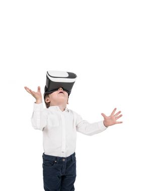 Sevimli küçük çocuk izole Vr bardaklarda