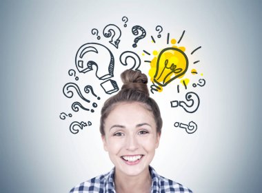 Gülümseyen bir topuz ile genç kadın, cevap