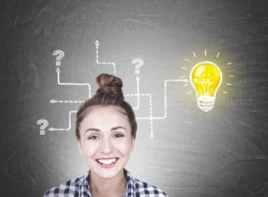 Bir topuz, fikir arama ile gülümseyen genç kadın