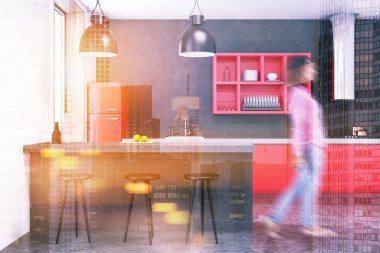 Tonda gri mutfak iç, kırmızı buzdolabı