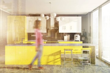 Tonda gri duvar mutfak, sarı tezgahları