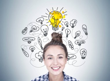 Bun, iyi bir fikir ile gülümseyen genç kadın