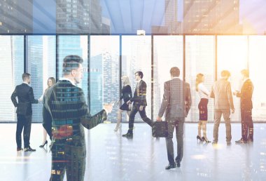 İş adamları onların ofis lobisinde şehir