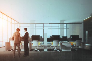 Panoramik açık alan ofis, gri duvarlarına tonda
