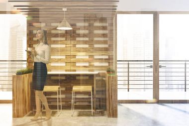 Beyaz ve ahşap Eko bar iç, kadın