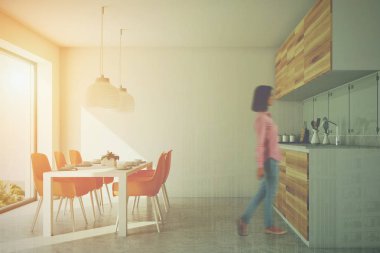 Yemek odası ve mutfak beyaz, turuncu sandalye tonda