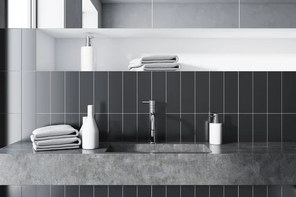 Fregadero en un interior de baño de azulejos negro — Foto de Stock