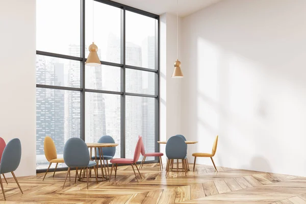 Esquina moderna loft café, sillas de colores — Foto de Stock