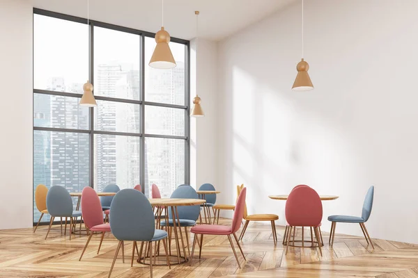 Modern çatı kafe köşesi, pastel colores sandalye