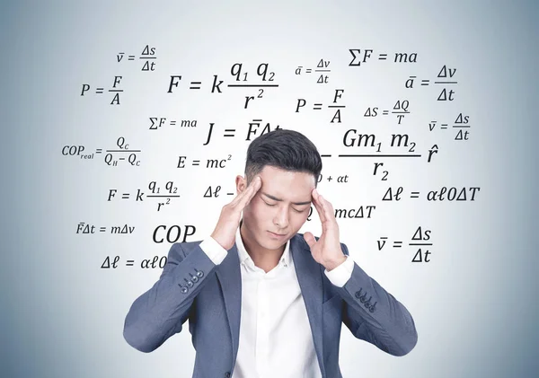 Empresário asiático stressado, fórmula — Fotografia de Stock