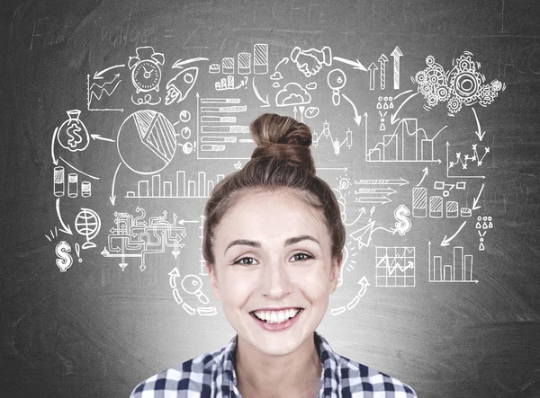 Lachende jonge vrouw met een broodje, strategie — Stockfoto