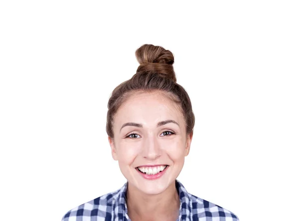 Jeune femme souriante avec un chignon, isolée — Photo