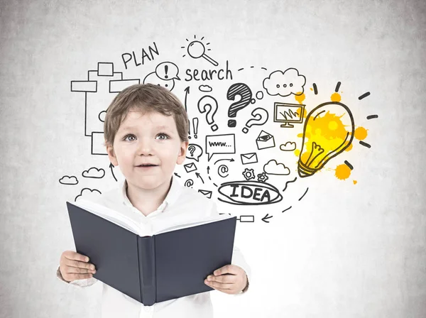 Lindo niño pequeño con un libro, idea de negocio —  Fotos de Stock