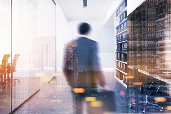 Modern ofis lobisinde işadamı