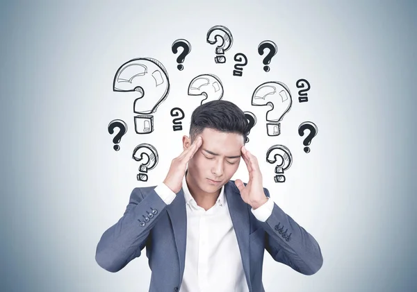 Stressed Asiático empresário, perguntas — Fotografia de Stock