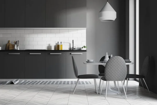 Cucina grigio scuro interno, tavolo — Foto Stock