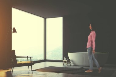 Panoramik gri banyo köşesi, bir koltuk, kadın