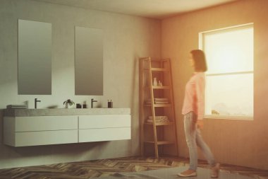 Bir yuvarlak ayna banyo beyaz köşesinde