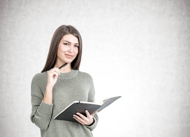 Gülümseyen kadın planlayıcısı sahte ile yukarı