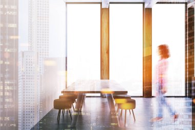 Ahşap ve siyah tablolar kafe İçişleri, kadın