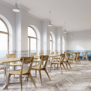 Beyaz café köşesi, ahşap sandalyeler