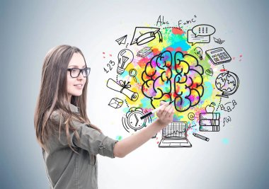 Bir marker ile eğitim gülümseyen kadın