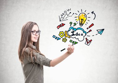 Bir marker, iş fikri ile gülümseyen kadın