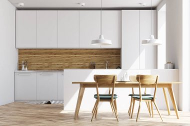 Bir tablo ile beyaz ve ahşap mutfak