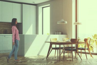 Beyaz ve ahşap mutfak, Masa, tonda yan görünüm