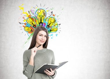 Bir planlayıcısı, iyi bir fikir ile gülümseyen kadın