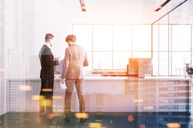 Beyaz resepsiyon masası panoramik office kişilerde