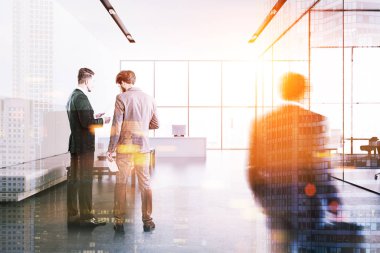 Panoramik bir ofis, insanlar beyaz resepsiyonda